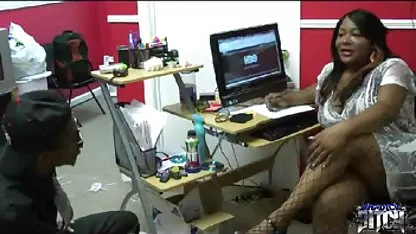 Super bokep kentol besar cop membuat rekaman seks dengan remaja, tato, berita
