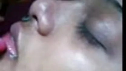 Horny ibu rumah tangga mendapat video seks kontol besar anal